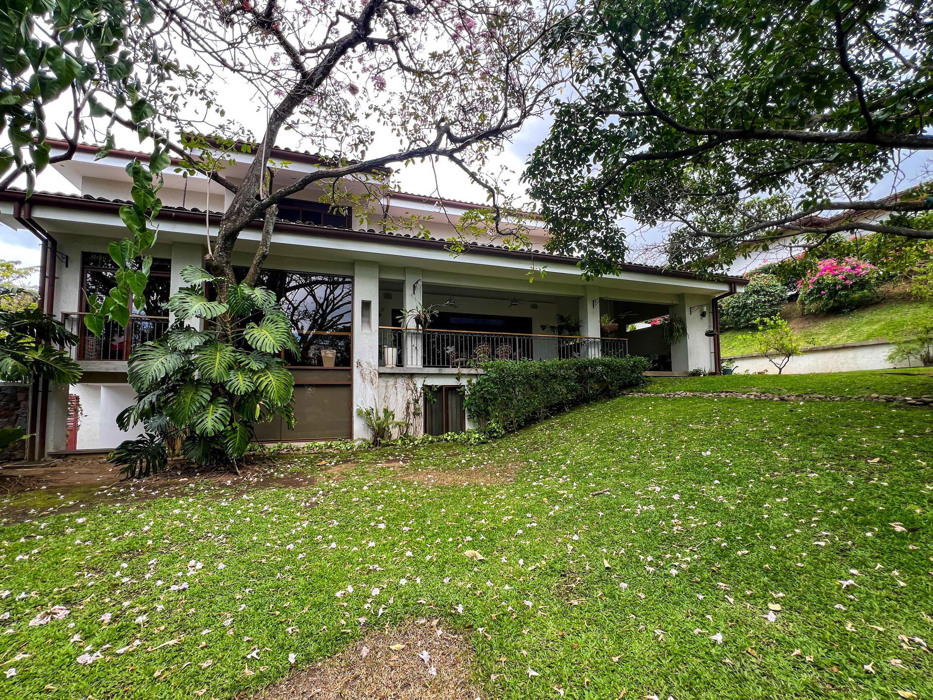 ALQUILER DE CASA AMUEBLADA EN LOMAS DEL VALLE