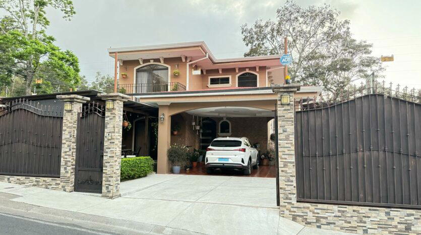 🏡 Alquiler de Preciosa Casa Independiente 502m2 lote y construcción de 350m2 – Bello Horizonte, a tan solo $2,300 dólares, fácil acceso a la Ruta 27, cerca de supermercados, escuelas y restaurantes.