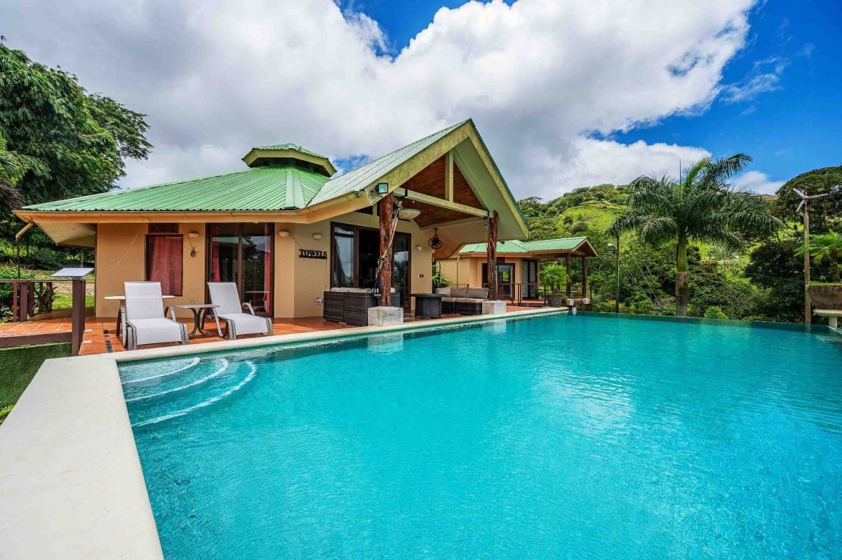 Villa de Lujo Frente al Lago