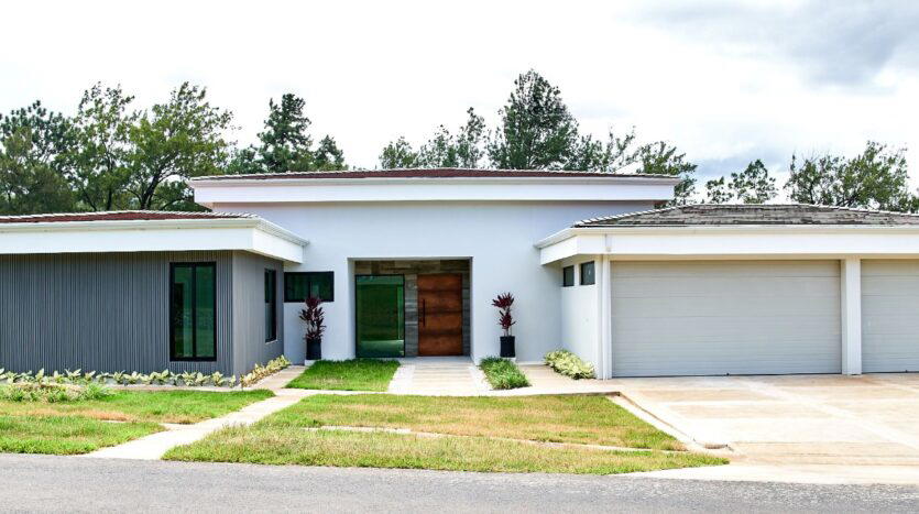 Casa de Lujo en Venta en Residencial Hacienda Los Reyes – 5 Habitaciones, Amplios Espacios y Piscina Privada.