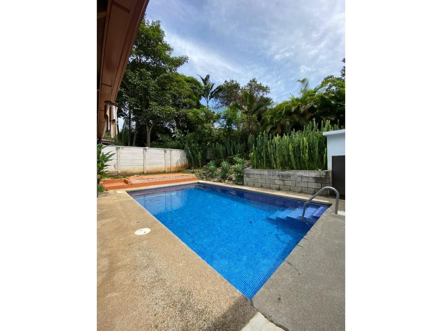 Casa Moderna con Piscina Privada en Alquiler
