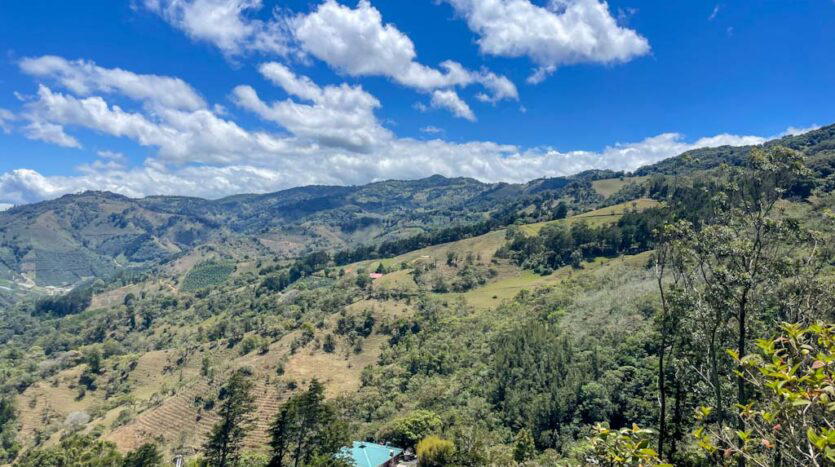 “Lotes de 2.000 m2 de Montaña en Quebradilla de Cartago: ¡Descubre este paraiso natura l, rodeada de Increíbles vista.