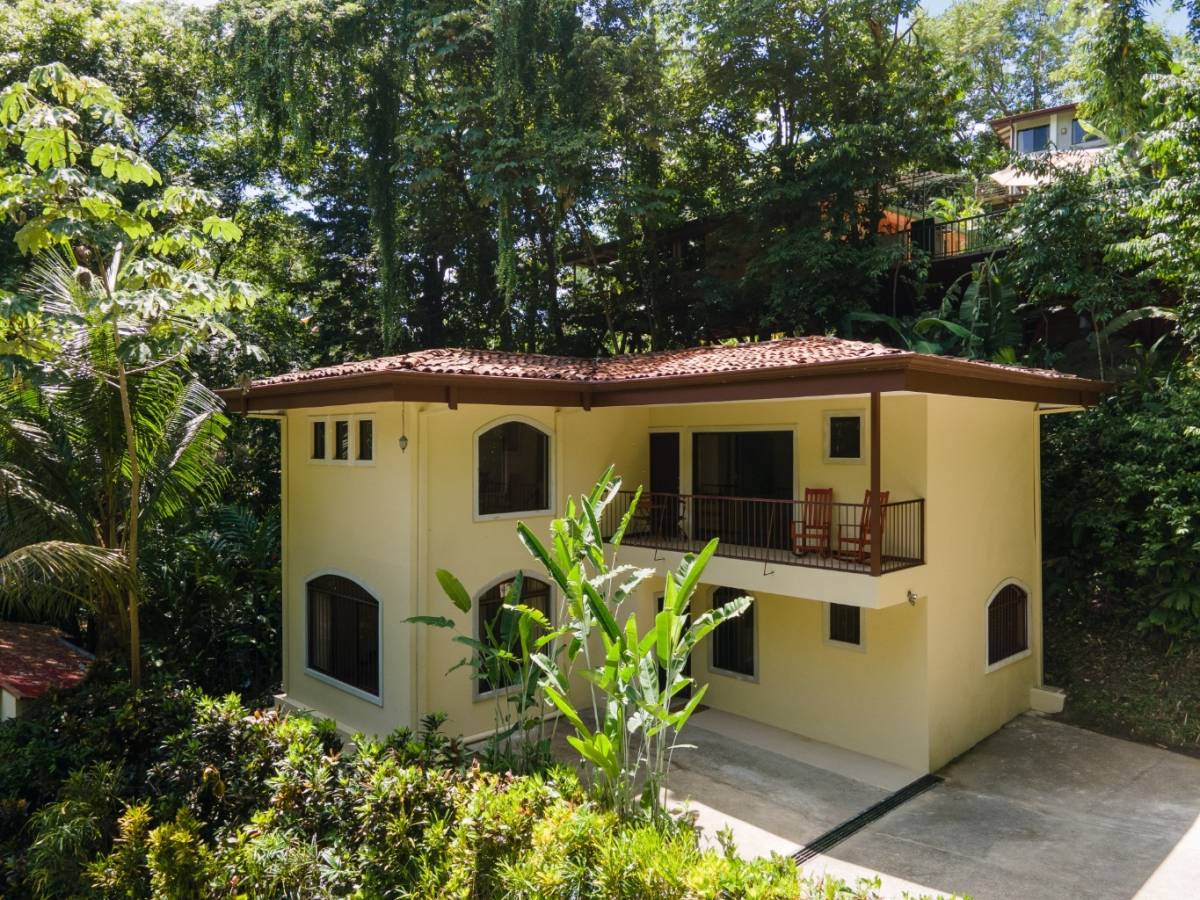 Manuel Antonio 3 dormitorios - 3 baños con piscina en desarrollo cerrado