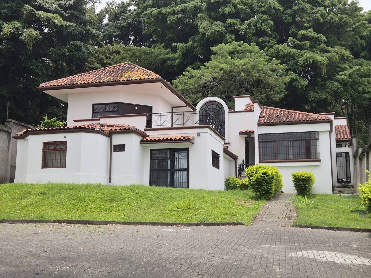 Amplia Residencia con Uso Mixto – Altos de las Palomas