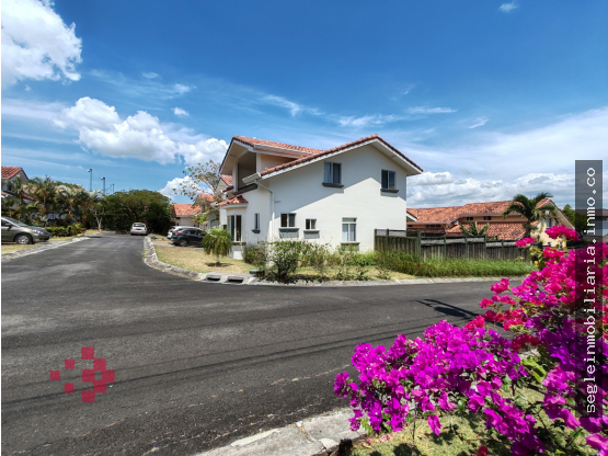 Casa en Condominio Las Pampas