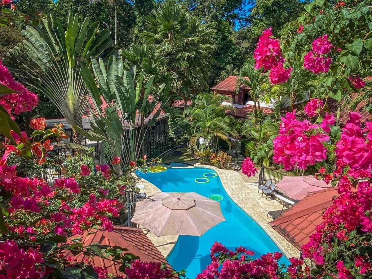 2,86 ACRES – Retiro junto al río con 6 villas, suite principal, piscina de agua!