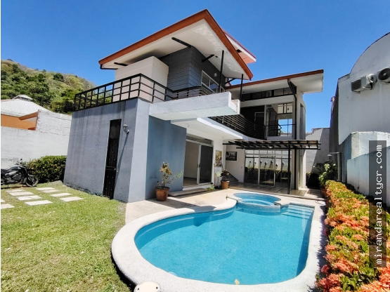 EN VENTA - HERMOSA Y AMPLIA CASA EN PUNTA LEONA
