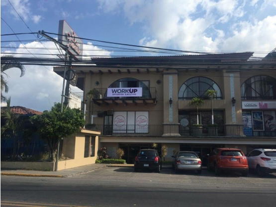 Oficina en Plaza Colonial