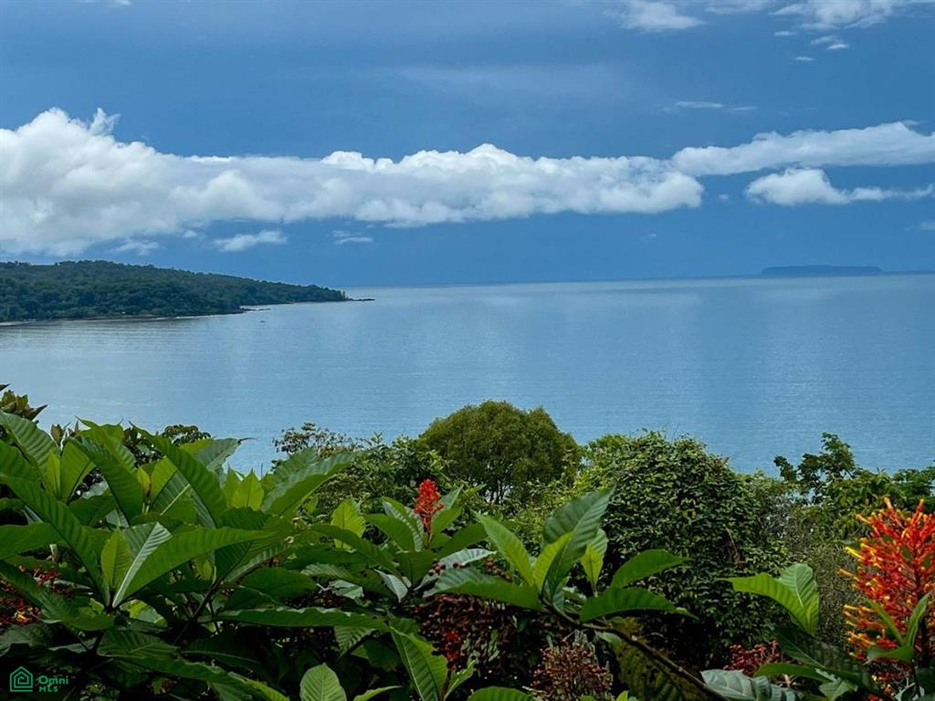 Land at Bahía Drake