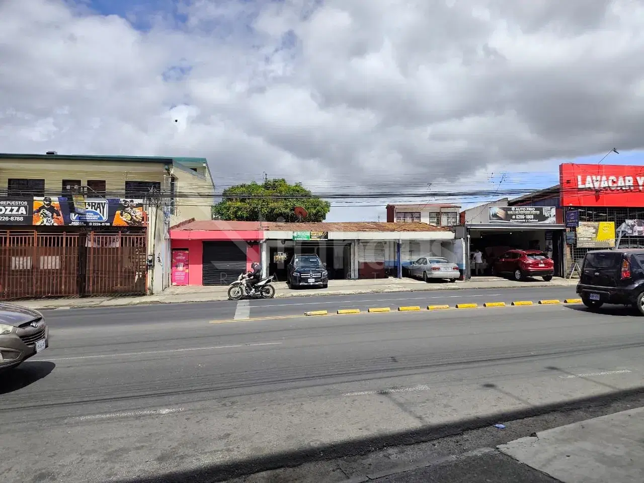 Commercial at San Francisco de Dos Ríos