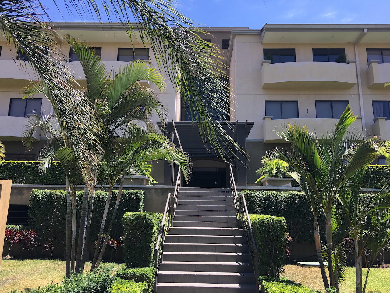 ALQUILER DE APARTAMENTO EN CONDO EN SANTA ANA CON L/B