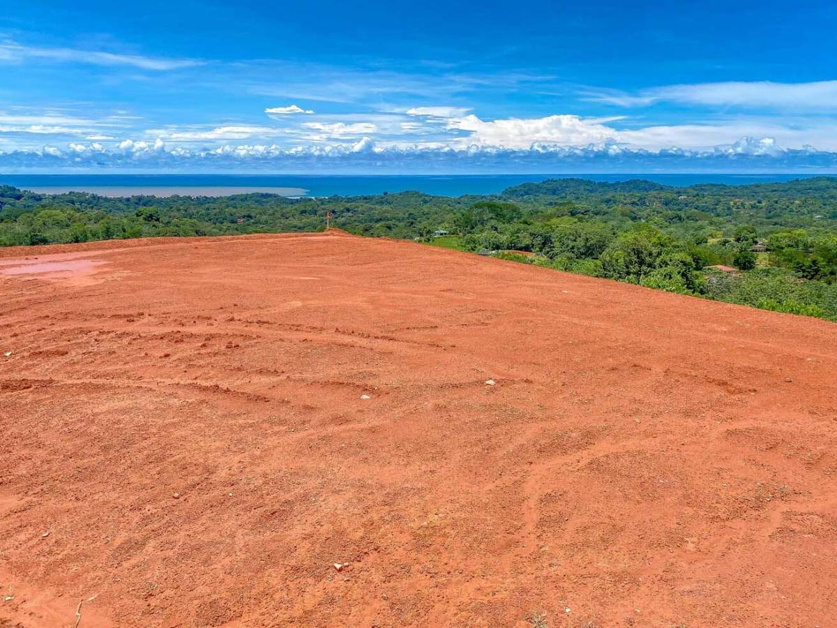 Un lote de 0,73 acres con vista al mar en Ojochal, listo para construir