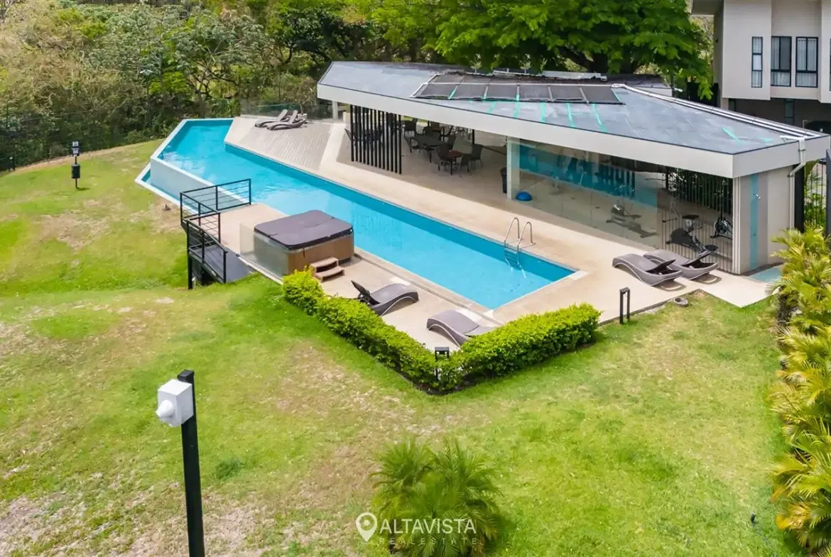 House at Condominio Lindora 43
