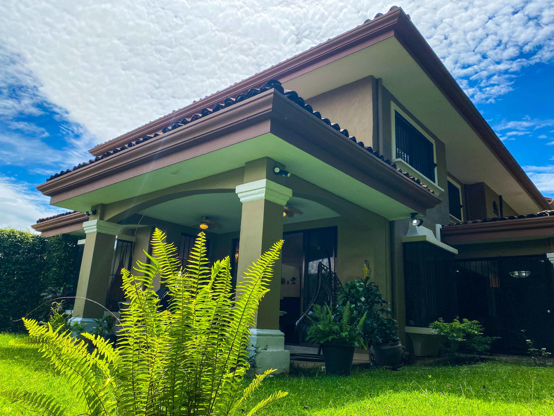 ALQUILER DE CASA EN CONDOMINIO BOSQUES DE LAS LOMAS