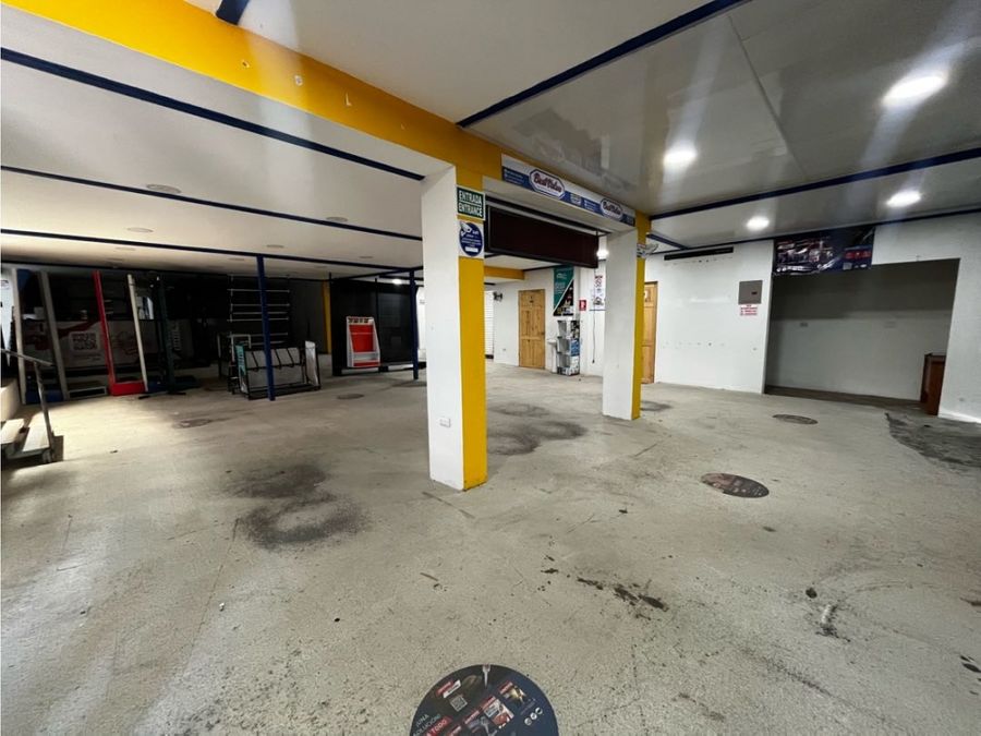 Comercial en Santa Lucía