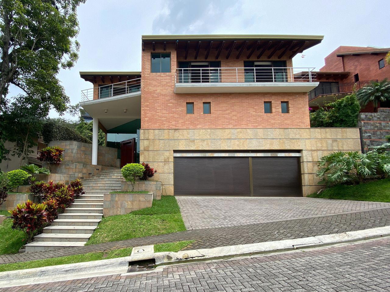 VENTA Y ALQUILER DE CASA EN CONDOMINIO CERRO REAL CON PISCINA