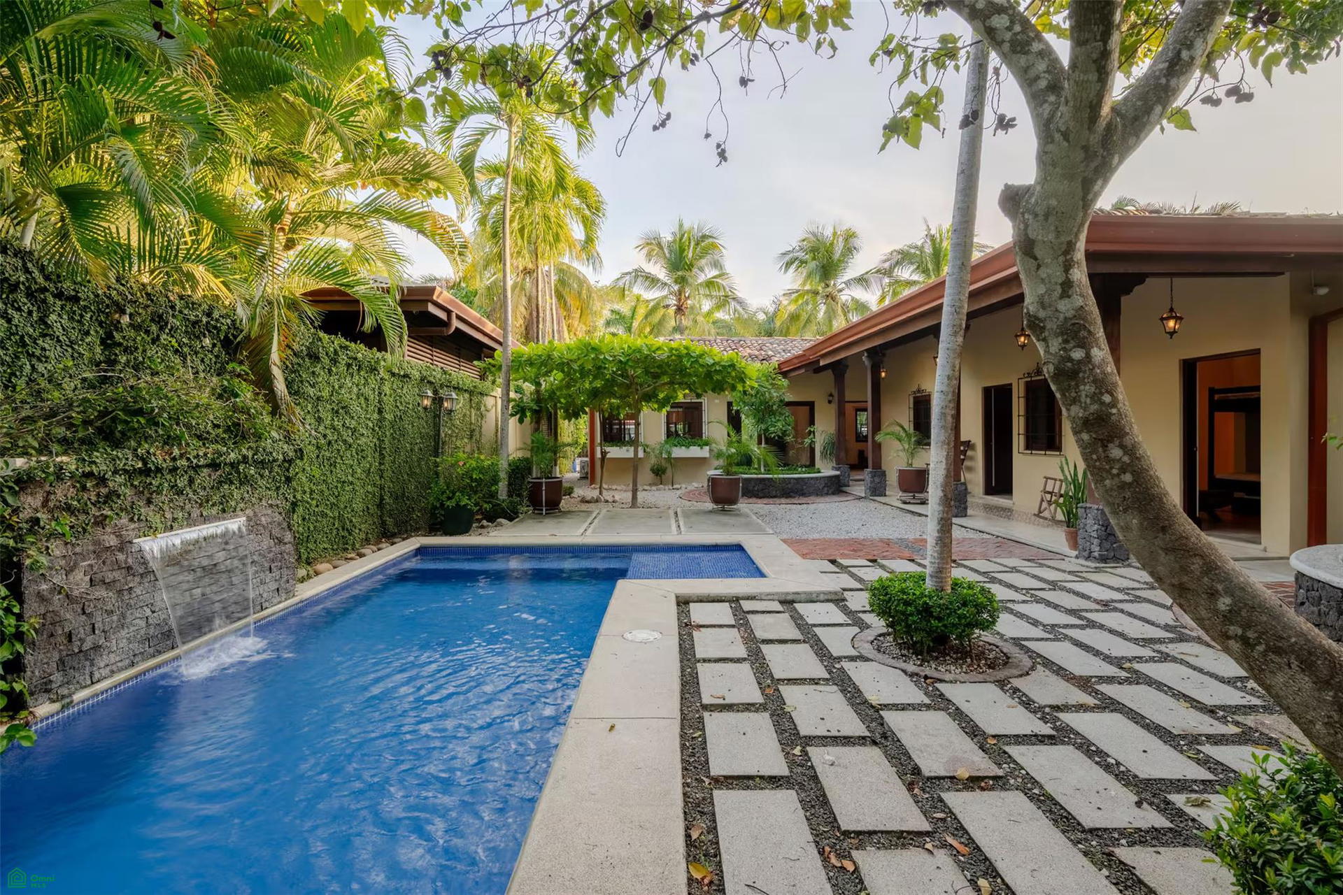 Casa en Surfside Estates