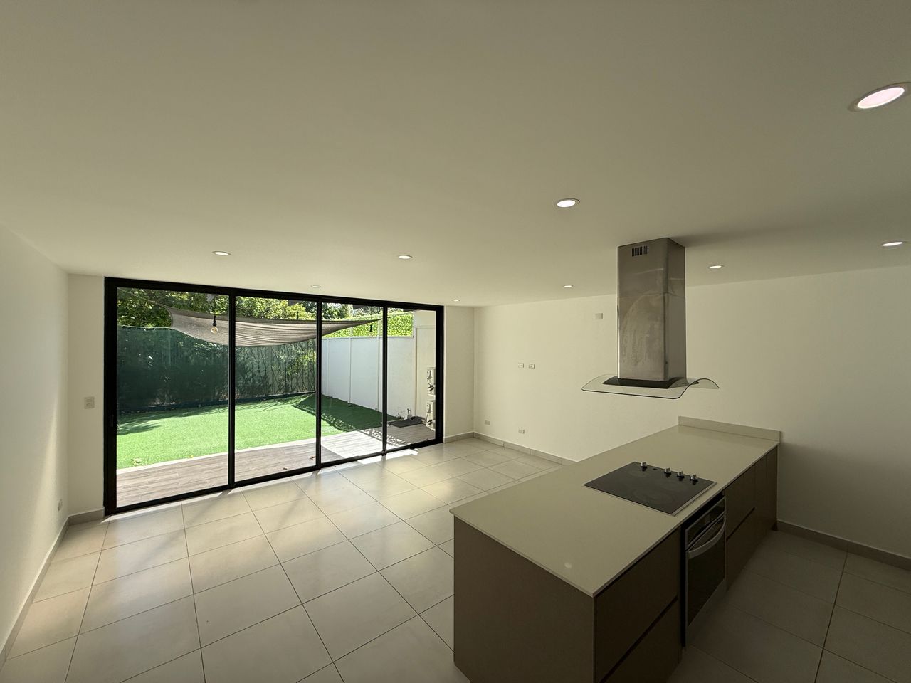 ALQUILER DE CASA EN LINDORA 43 CON CUARTO DE SERVICIO