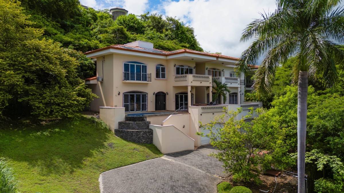 Villa con Vista Parcial al Mar y Piscina Privada en Playa Hermosa