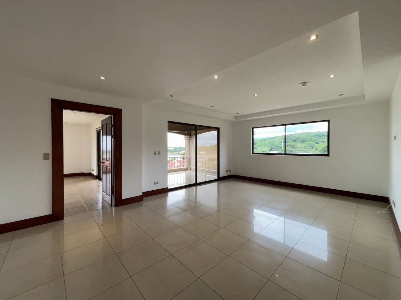 ALQUILER DE APARTAMENTO EN CONDOMINIO VIA NOVA CON LINEA BLANCA