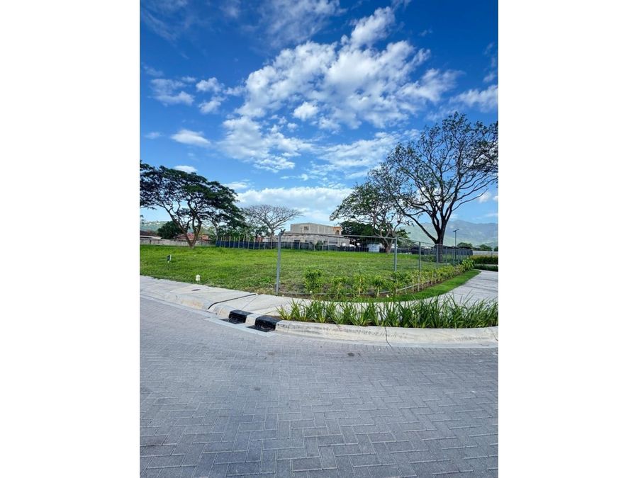 Land at Latitud Lindora