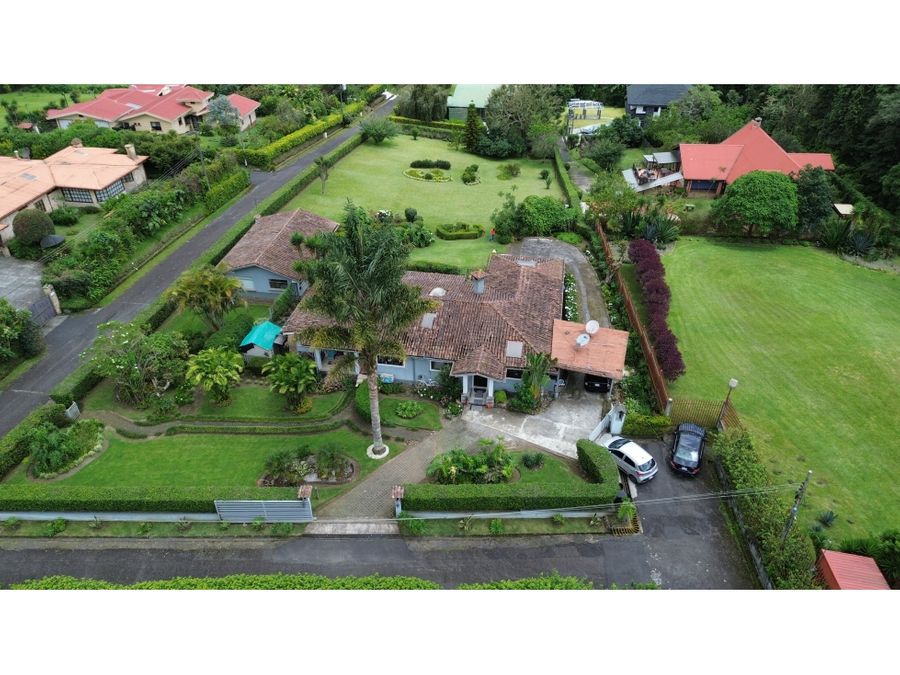 Casa en bellísimo condominio carretera a Rancho Redondo