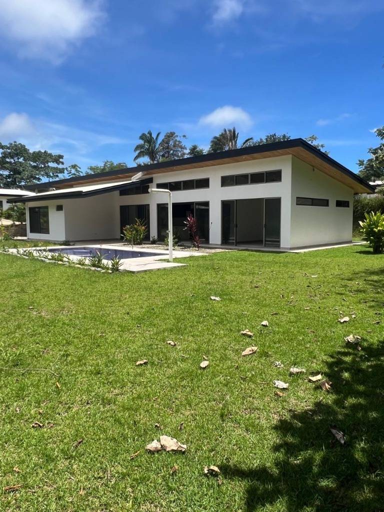 Casa Nueva en Ojochal – Moderna con Piscina Privada.