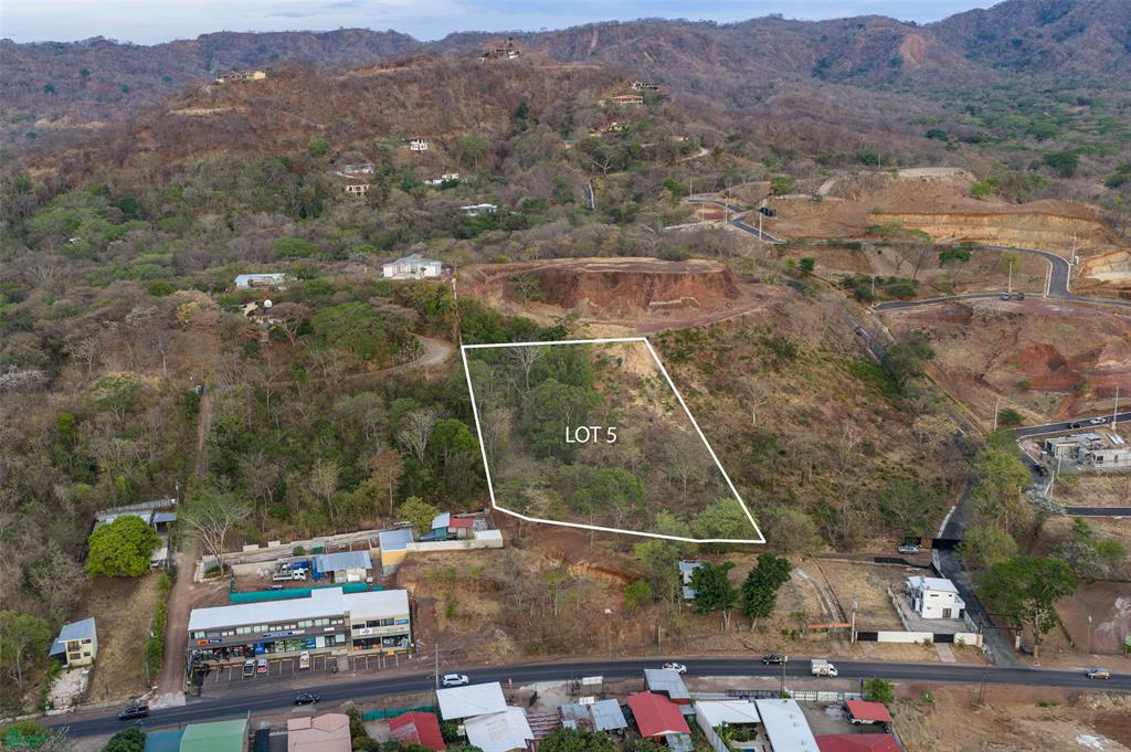 Propiedad en Between Huacas and Villareal
