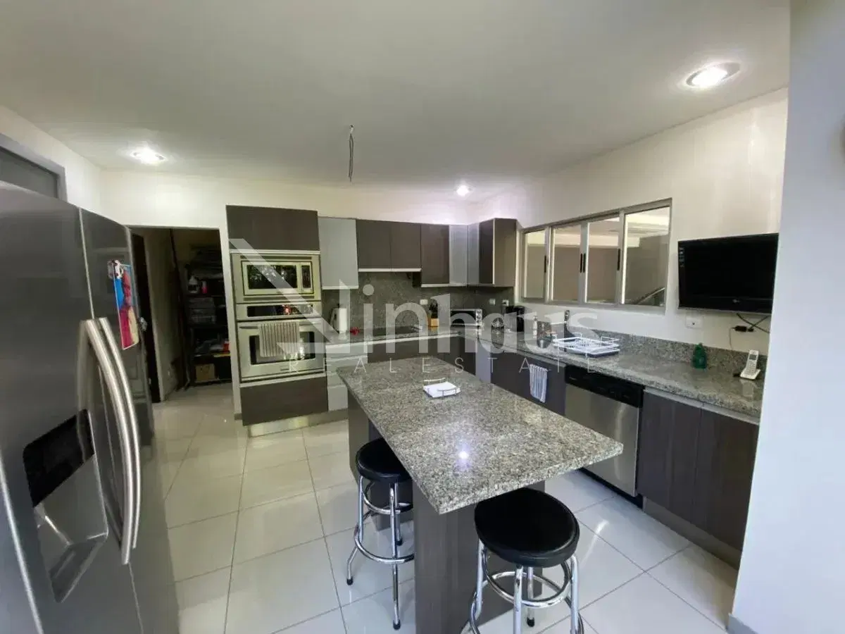 Property at Colón