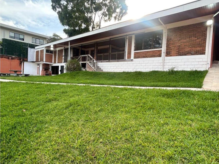 Vendo bonita casa en Escazú. Piscina y amplio jardín