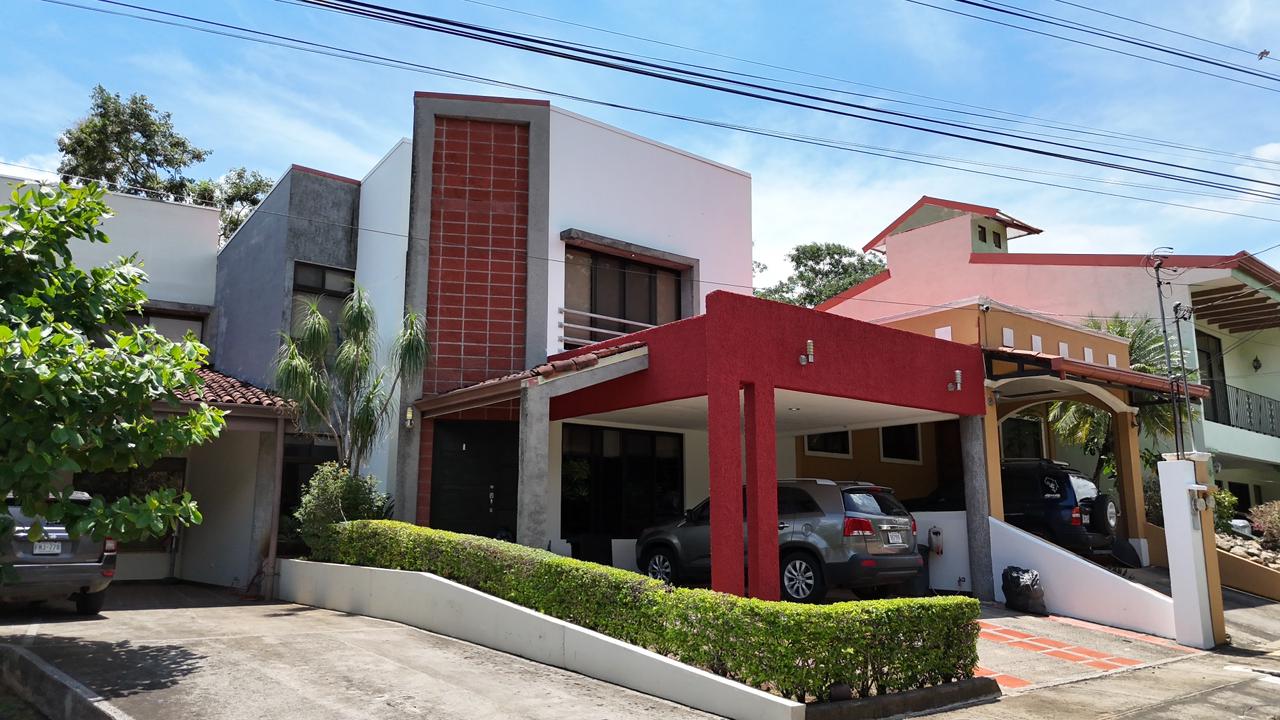 House at Condominio Botánica