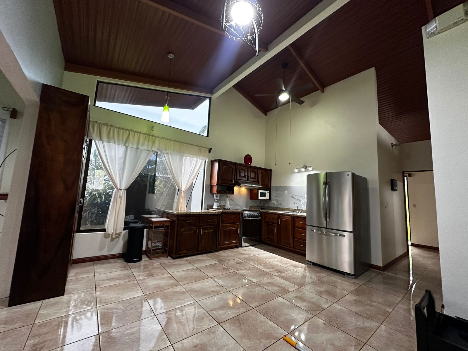 Casa amueblada, moderna  en alquiler, zona fresca, Grecia