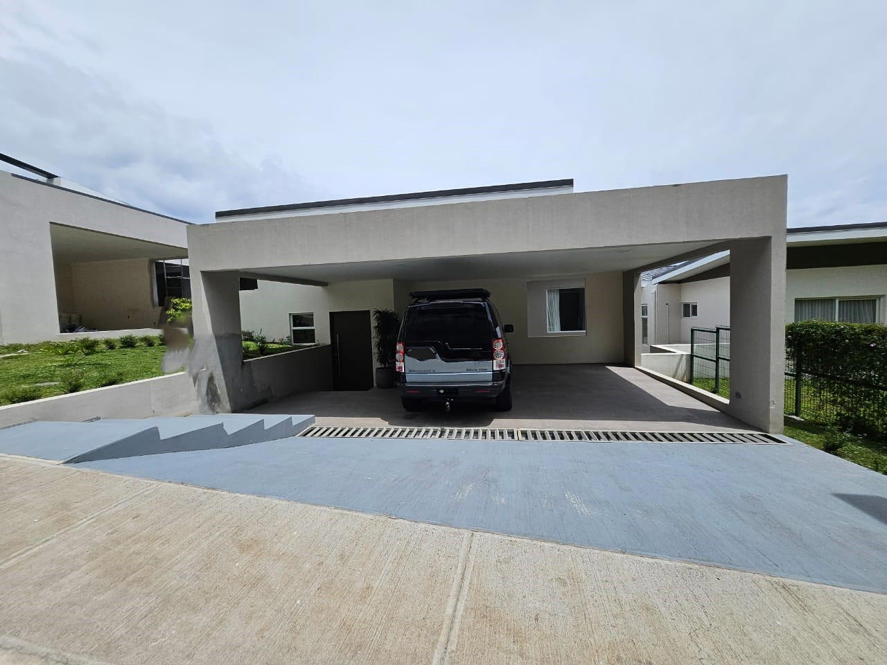 Residencia en alquiler dentro de Condominio con espectaculares vistas en Guachipelín Escazú con opción de compra.