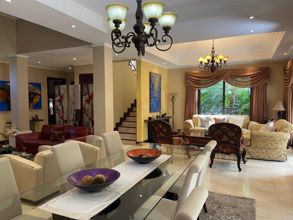 Lujosa residencia para alquiler en condominio en Santa Ana