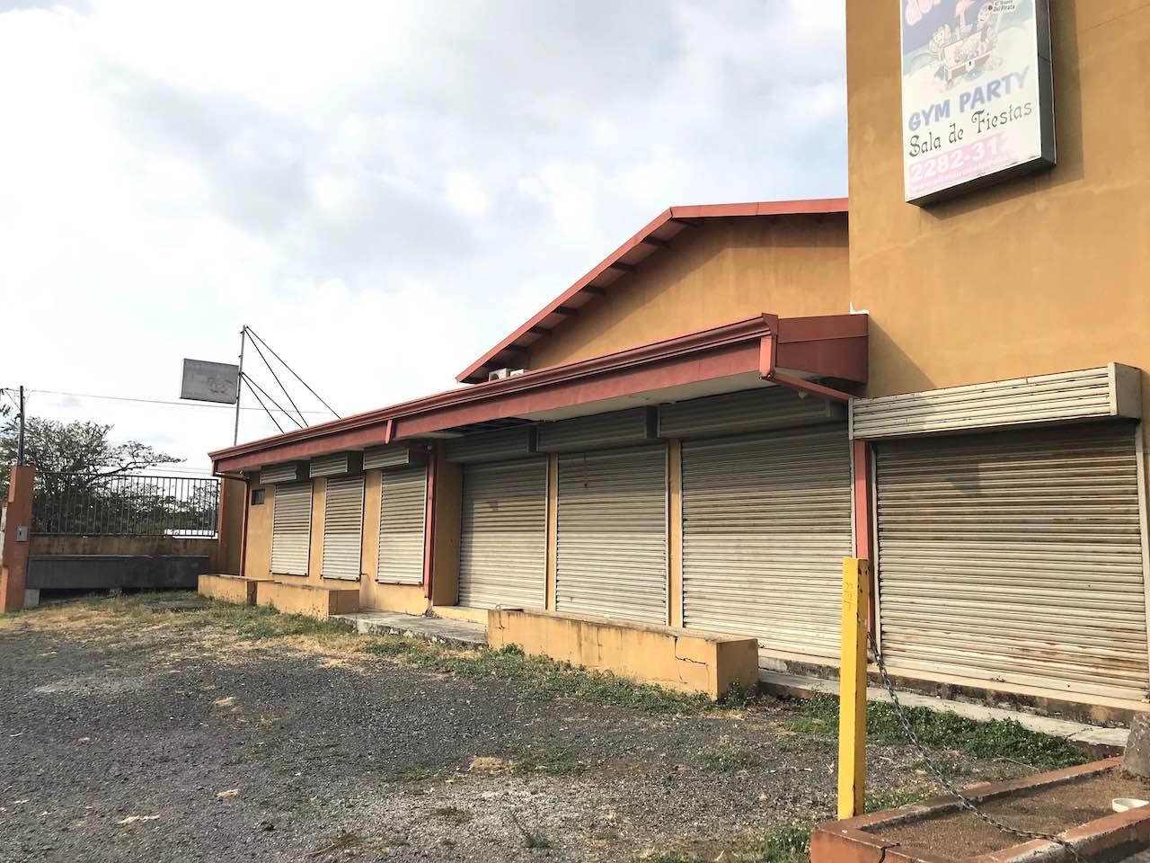 ALQUILER DE TERRENO CON LOCAL EN LINDORA