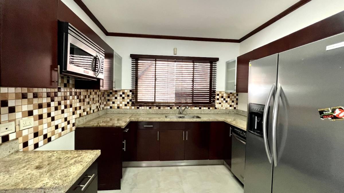 Se alquila - casa en condominio en Lindora - Santa Ana