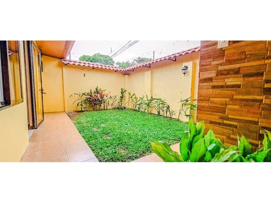 VENTA DE CASA DE UNA PLANTA CON JARDIN, PEQUEÑO CONDOMINIO, ALAJUELA.