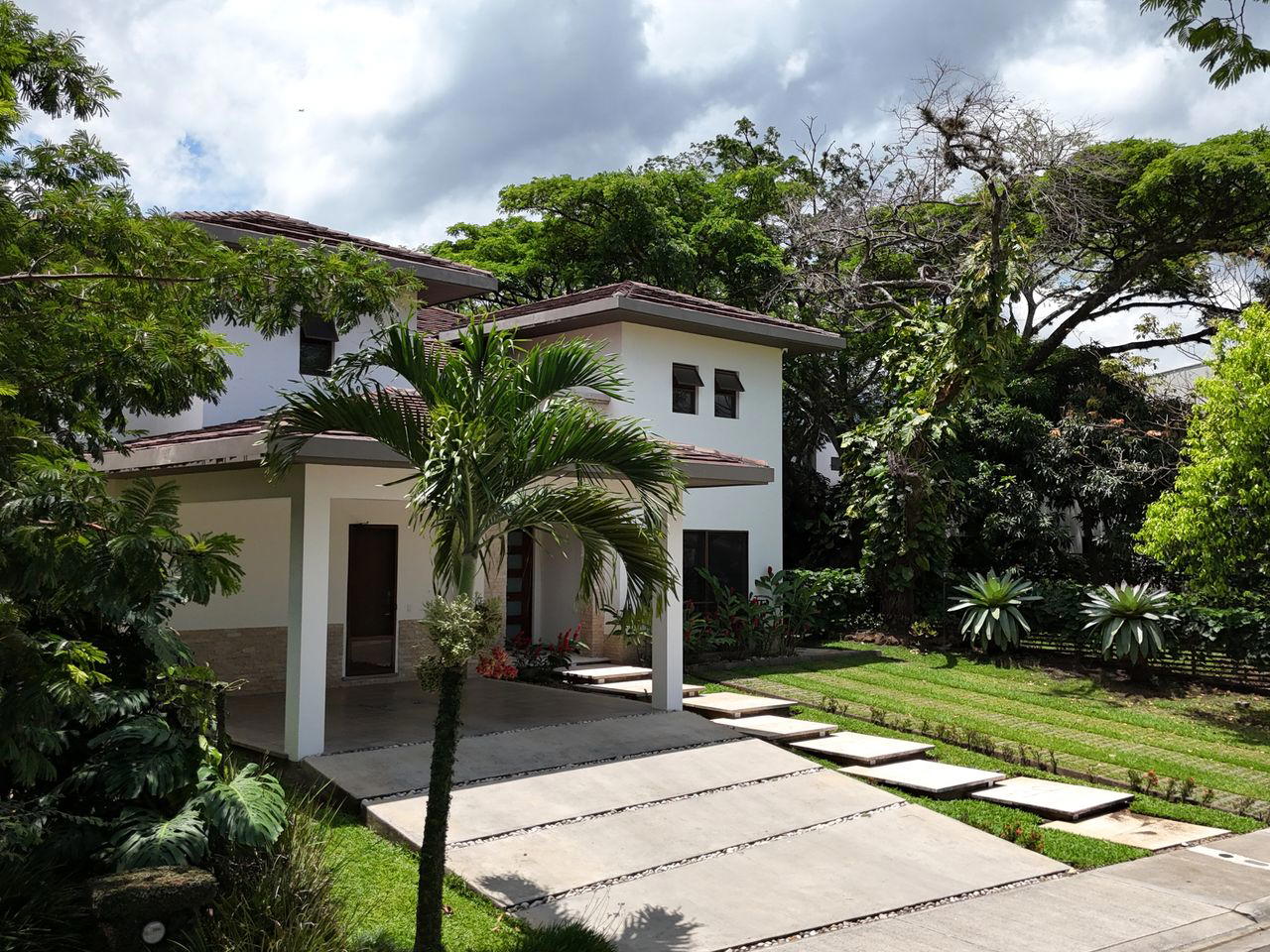 VENTA Y ALQUILER DE CASA EN NYA LINDORA