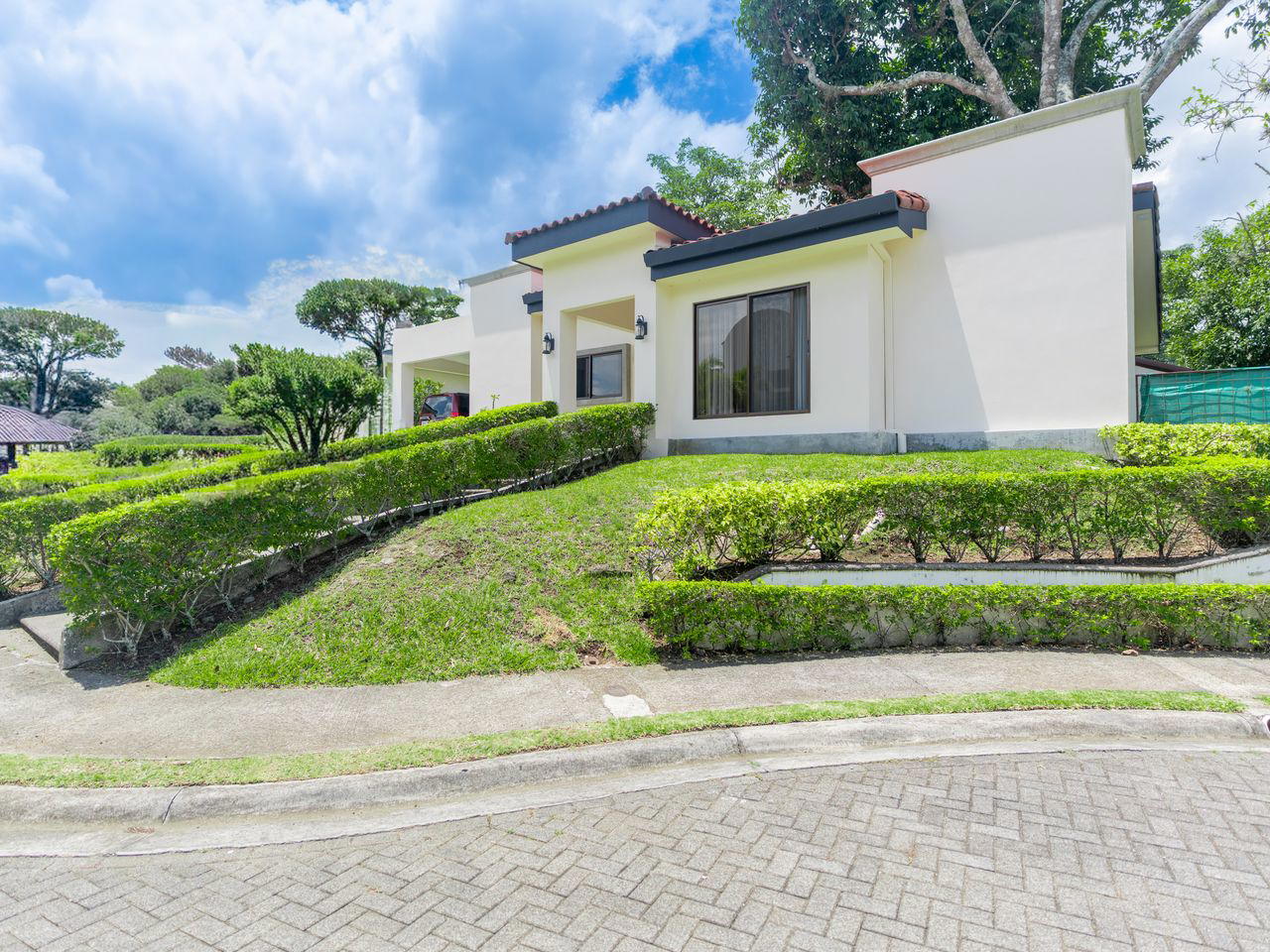 ALQUILER DE CASA DE UN PISO EN CONDOMINIO CON AMPLIO JARDIN
