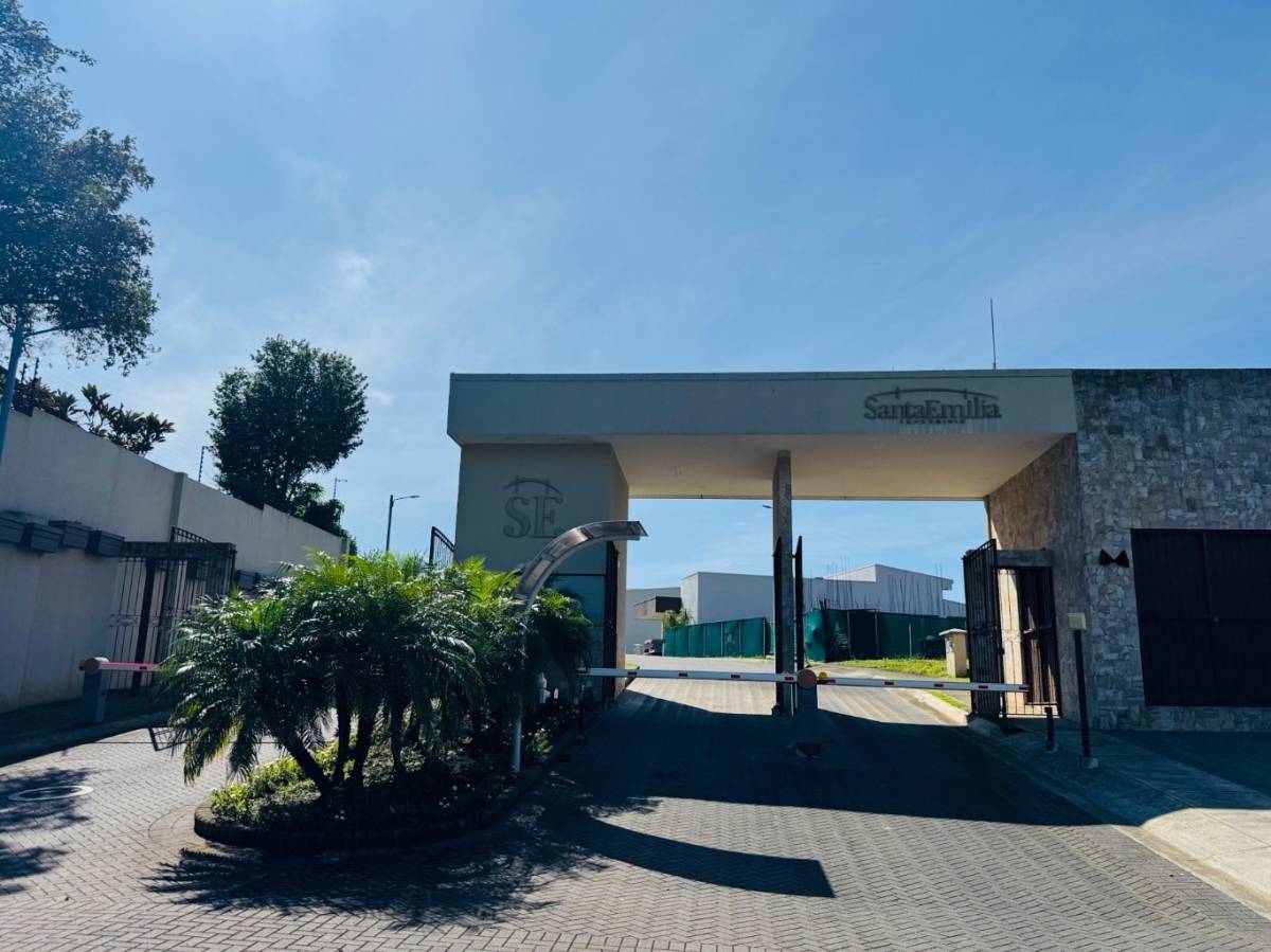 Construye tu hogar en La Ceiba de Alajuela: lote en condominio con amenidades exclusivas.