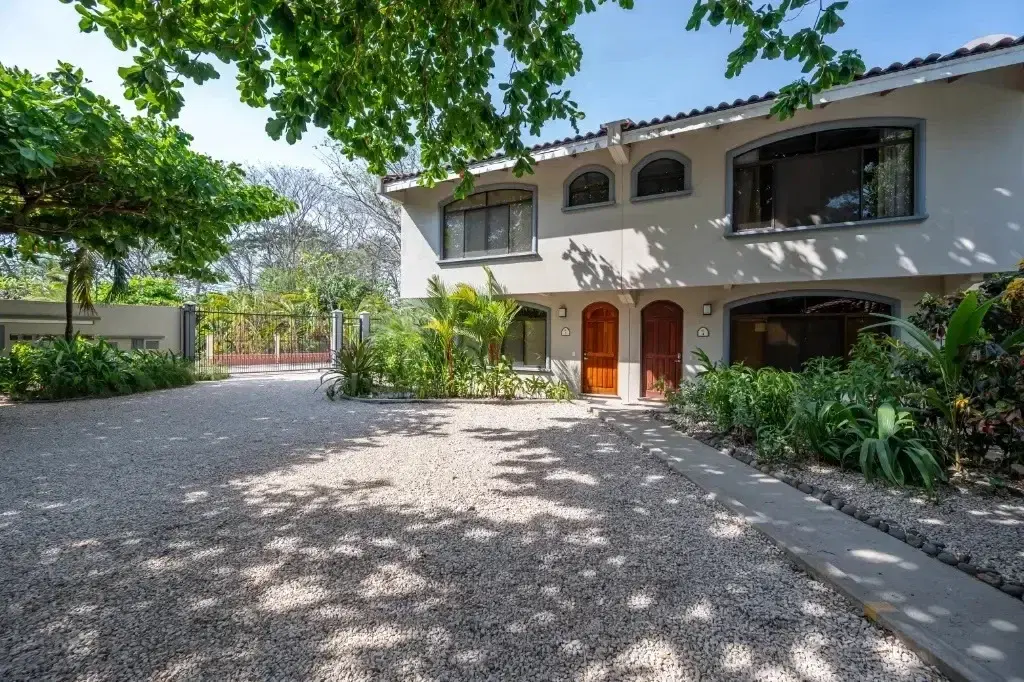 Casa en Surfside Estates