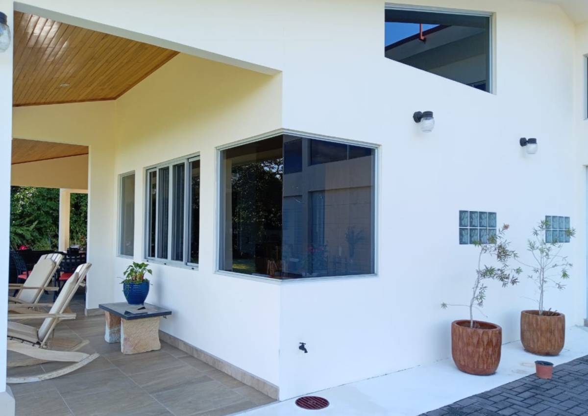 Casa de Lujo con Jardín y Vista Panorámica en Grecia