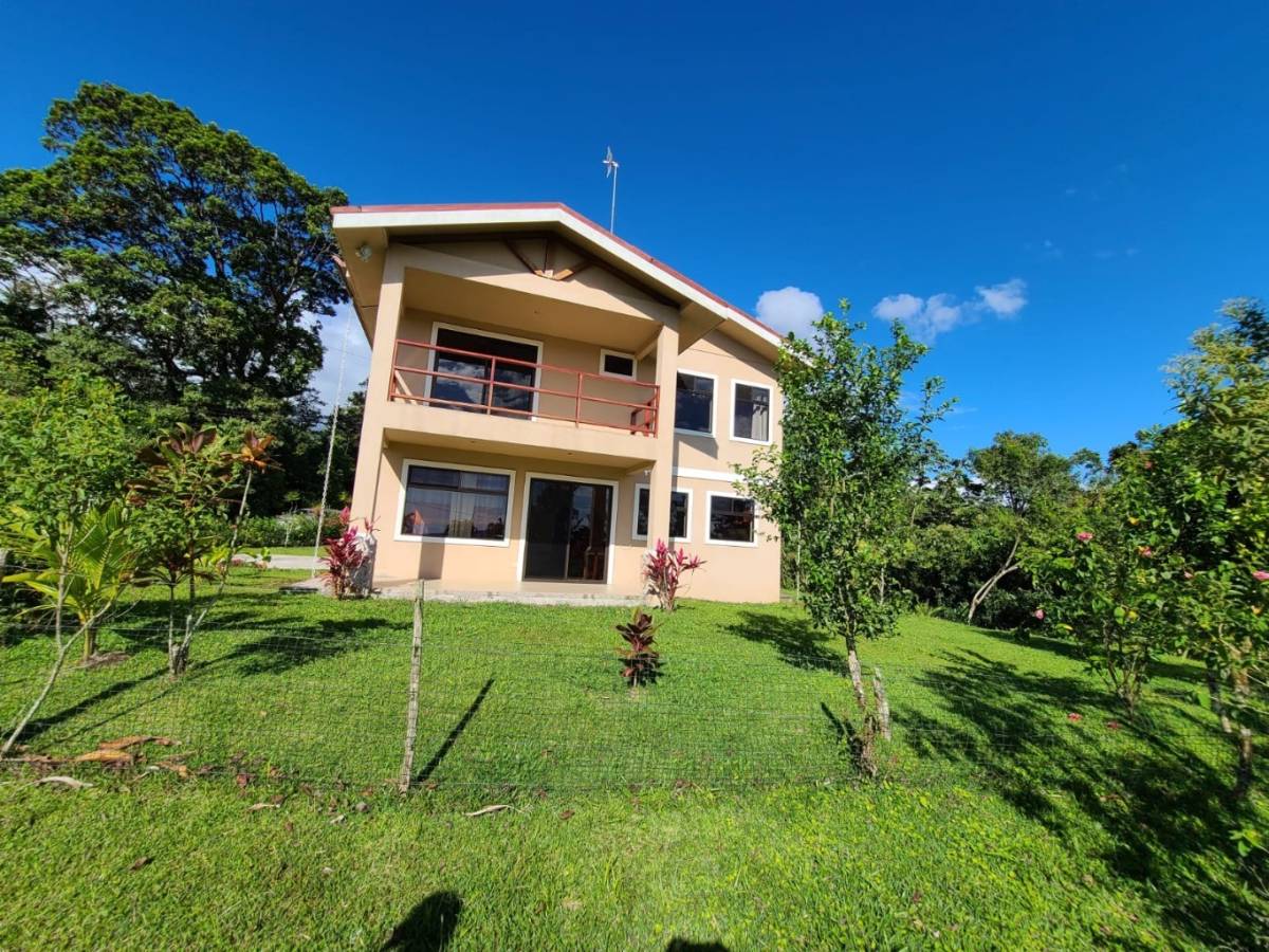 Spacious Two-Story House 3BD 2BA with Lake Arenal Views in Nuevo Arenal
