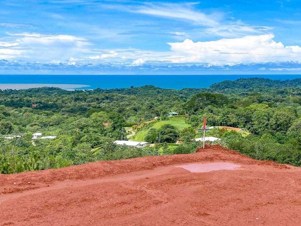 Un lote de 1.14 acres con vista al mar en Ojochal, listo para construir