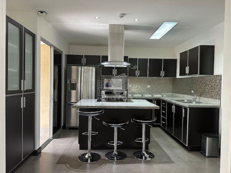 Casa en Alquiler en Condominio Moderno en Pozos Santa Ana