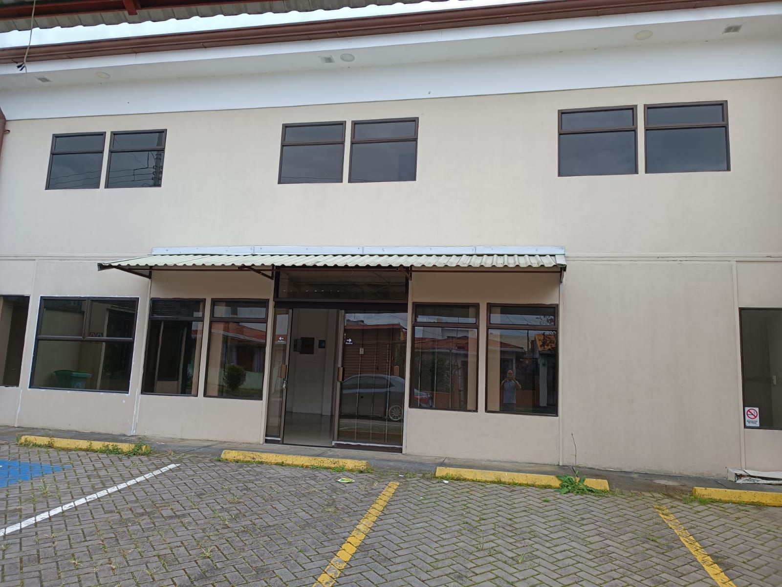 Se alquila amplio local comercial en Tibás